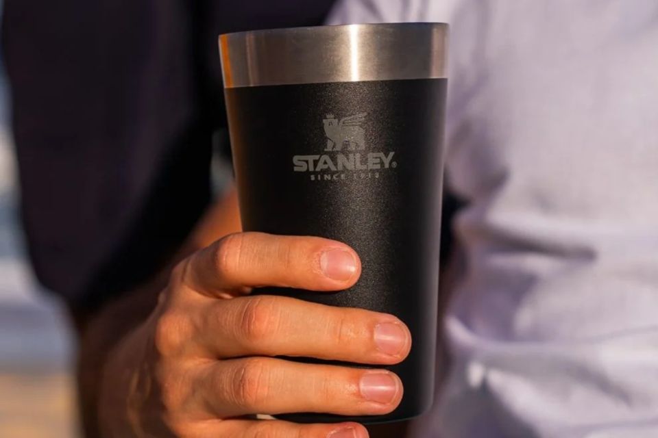 Copo Stanley e mais 9 itens da marca por menos de R$ 150 na Black Friday