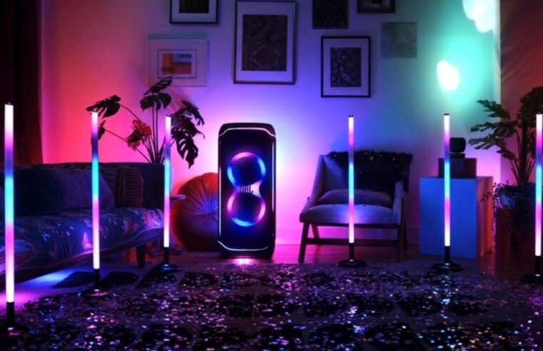 Sabre de luz? JBL lança bastão que muda de cor para animar festas