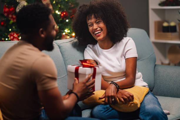 Presentes de Natal com até 68% OFF e entrega rápida na Shopee; veja ofertas