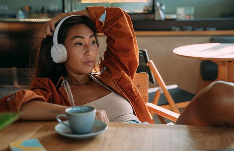 Vibre no ritmo da JBL: até R$ 1.000 de desconto em fones e caixas de som