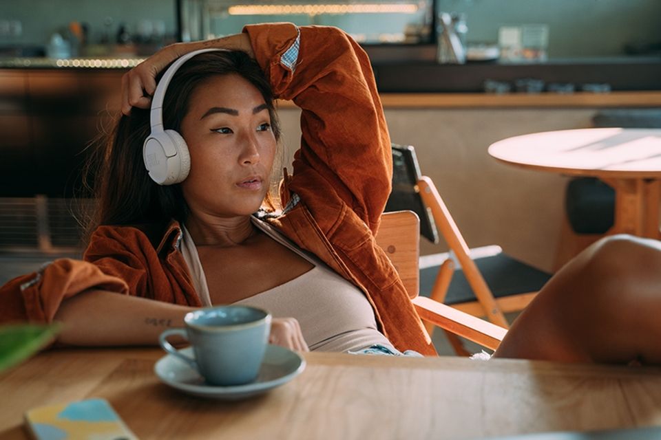 Vibre no ritmo da JBL: até R$ 1.000 de desconto em fones e caixas de som