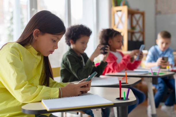 Senado aprova lei e restrição de celulares nas escolas deve começar em 2025