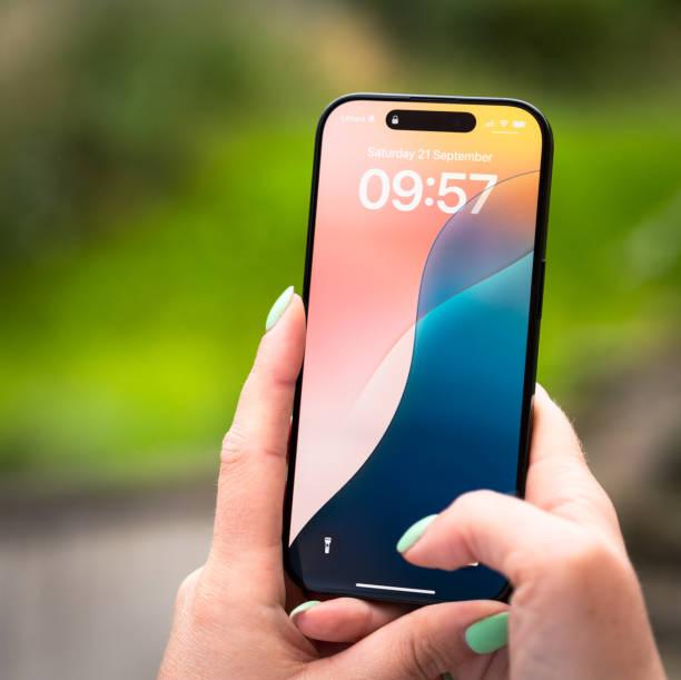 Meta quer ver tudo que você faz no seu celular, acusa Apple