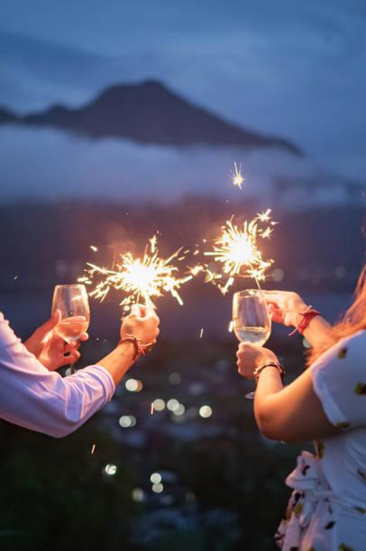 WhatsApp ganha efeitos animados e figurinhas para celebrar 2025; veja como usar