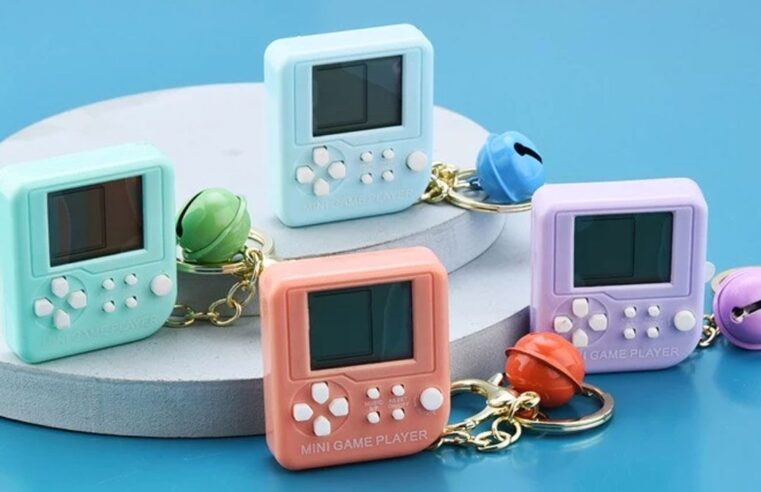Chaveiro gamer na Shopee: veja 3 mini videogames para levar com as chaves