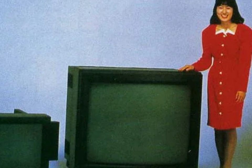 Pesando 200 kg, ‘maior TV de tubo do mundo’ é salva da destruição no Japão