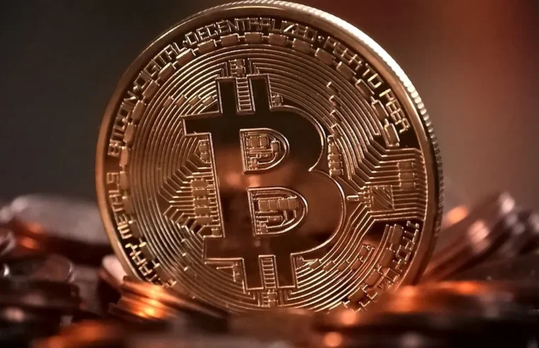 Bitcoin ultrapassa US$ 100 mil, Monopoly renova caixa, peças e regras – The BRIEF