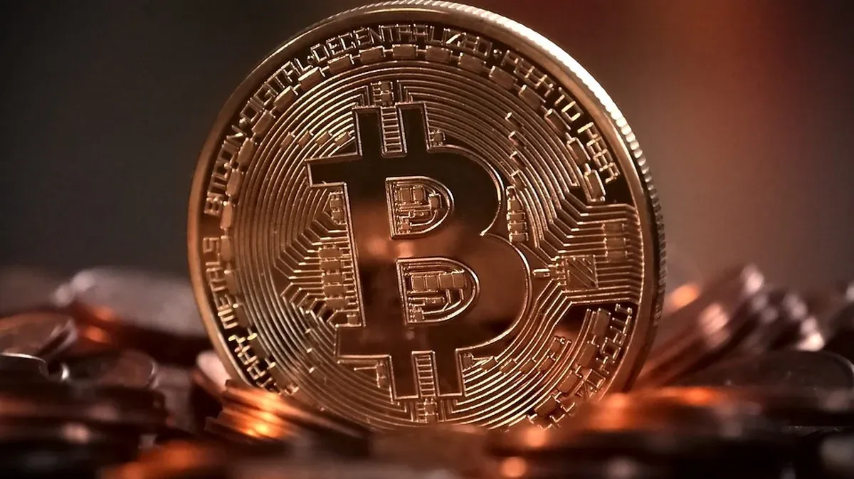 Bitcoin ultrapassa US$ 100 mil, Monopoly renova caixa, peças e regras – The BRIEF