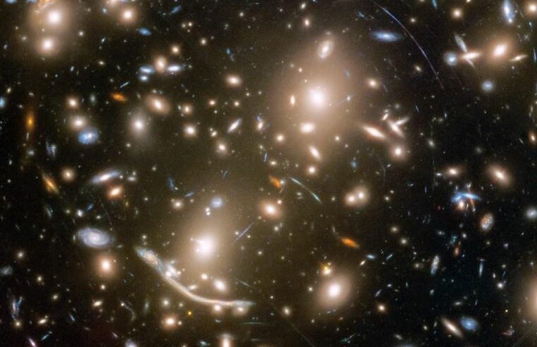 Cientistas descobrem 44 estrelas ‘invisíveis’ em foto do James Webb