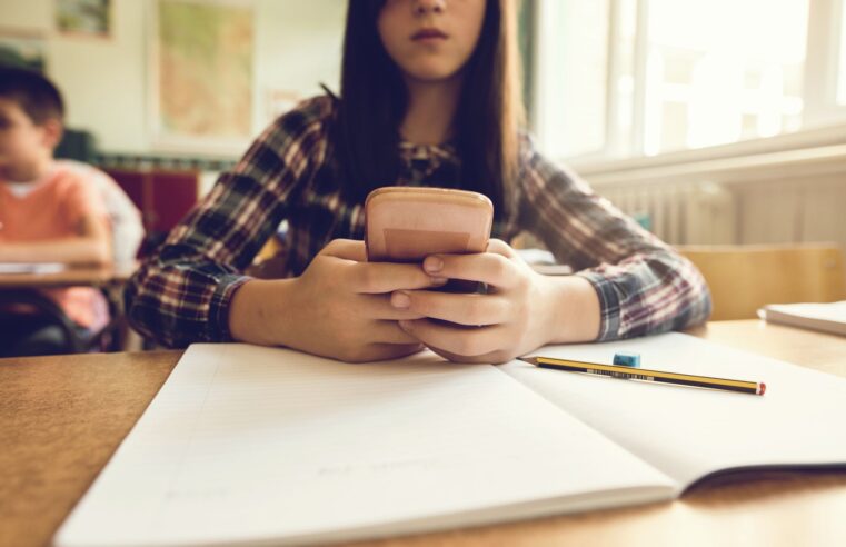 Lula sanciona lei que proíbe celular em escolas; veja quando começa a valer