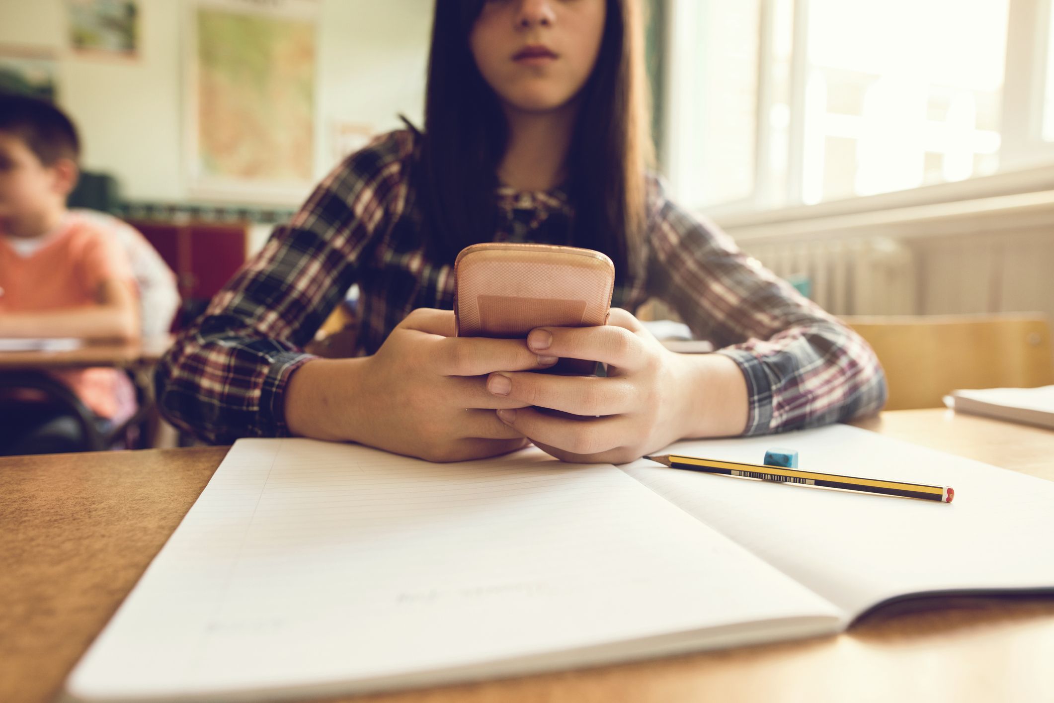 Lula sanciona lei que proíbe celular em escolas; veja quando começa a valer