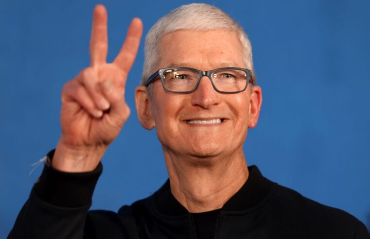 Apple aumenta salário de CEO Tim Cook para US$ 74,6 milhões
