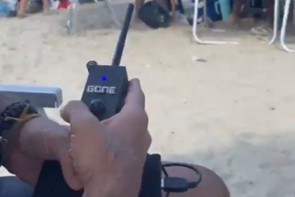 Dispositivo desliga caixa de som com música na praia remotamente; entenda