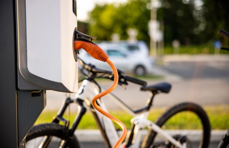 Como a evolução tecnológica das baterias está prolongando a autonomia das bikes elétricas
