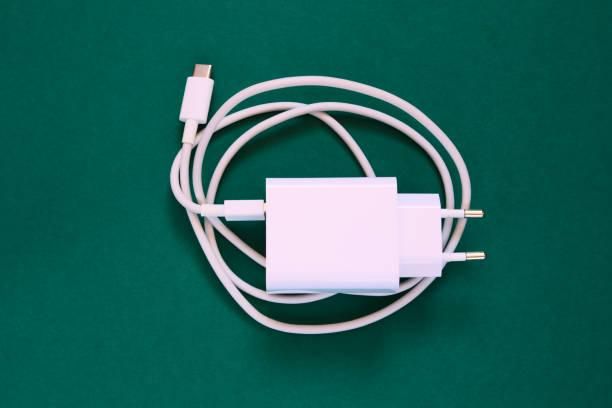 Deixar carregador na tomada gasta energia?