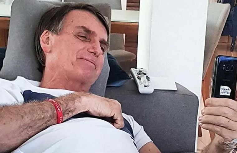 WhatsApp bloqueia canal de Jair Bolsonaro, mas volta atrás