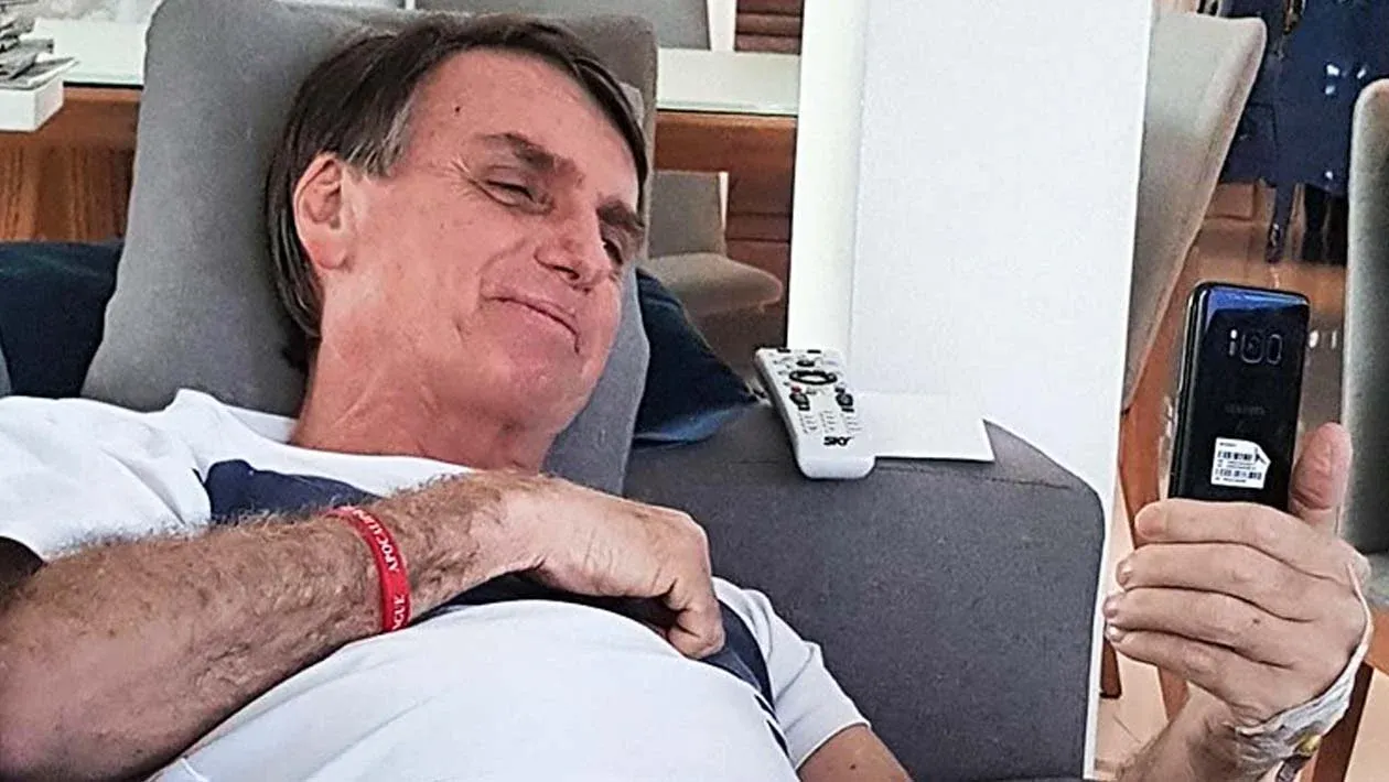 WhatsApp bloqueia canal de Jair Bolsonaro, mas volta atrás