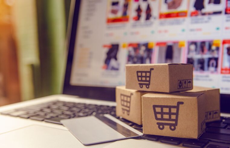 Taxa das blusinhas: compras internacionais têm queda em 2024, mas arrecadação aumenta 40%