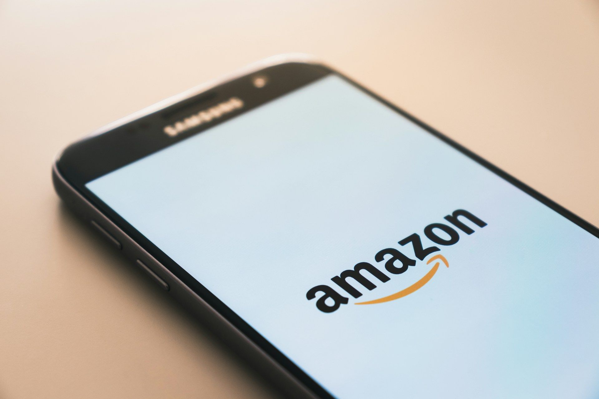 Amazon é acusada de coletar dados de consumidores em sigilo e lucrar com a venda