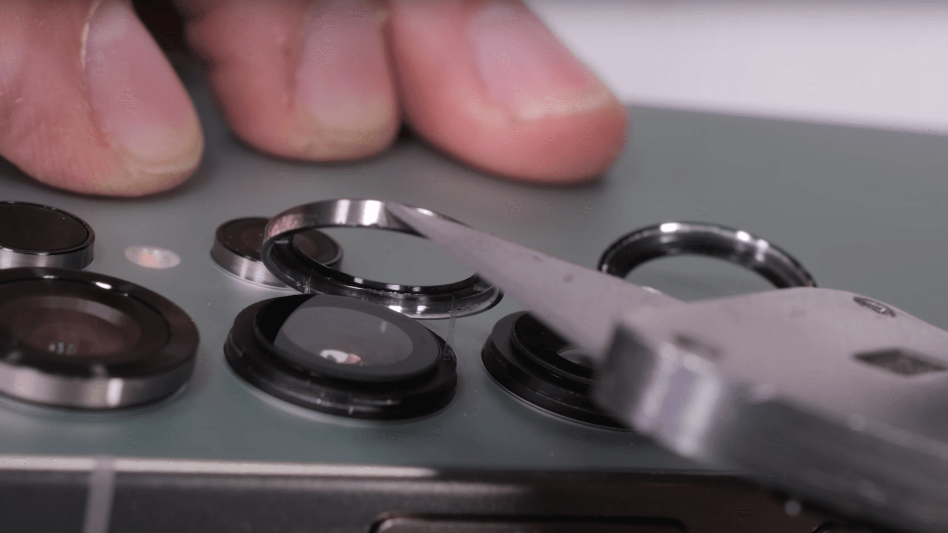 Anéis metálicos do Galaxy S25 Ultra são facilmente removíveis, descobre youtuber