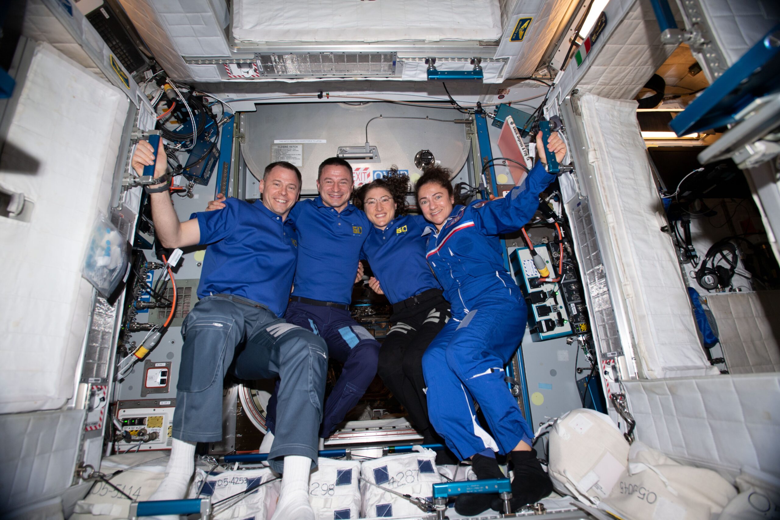 O que os astronautas fazem com a roupa suja no espaço?