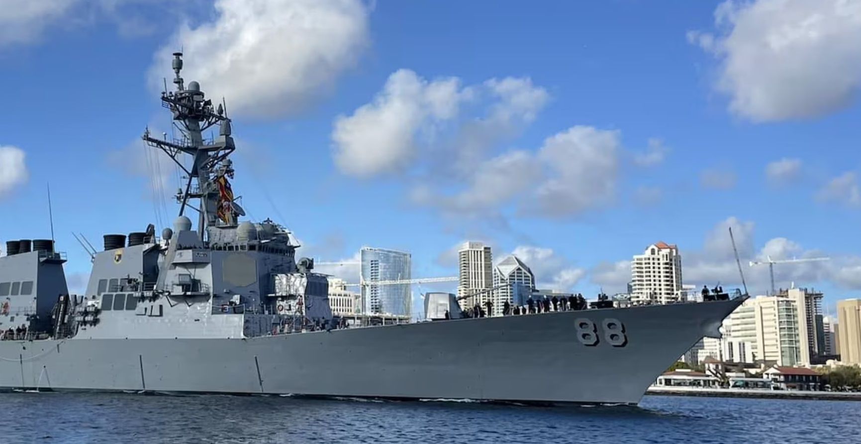 Helios: EUA revelam foto de teste com arma laser usada em navio de guerra