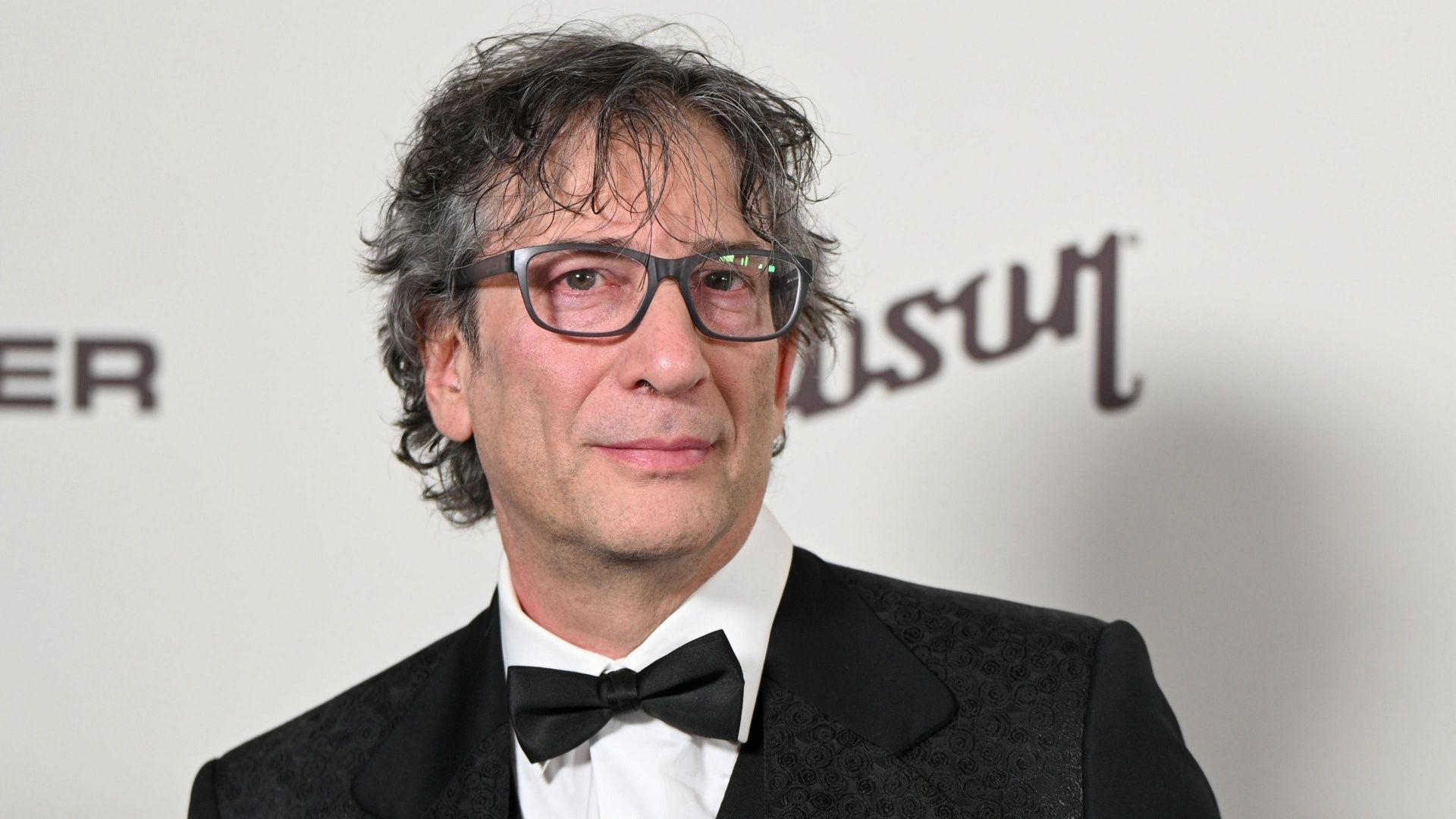 Neil Gaiman e ex-esposa são processados por tráfico humano e abuso sexual