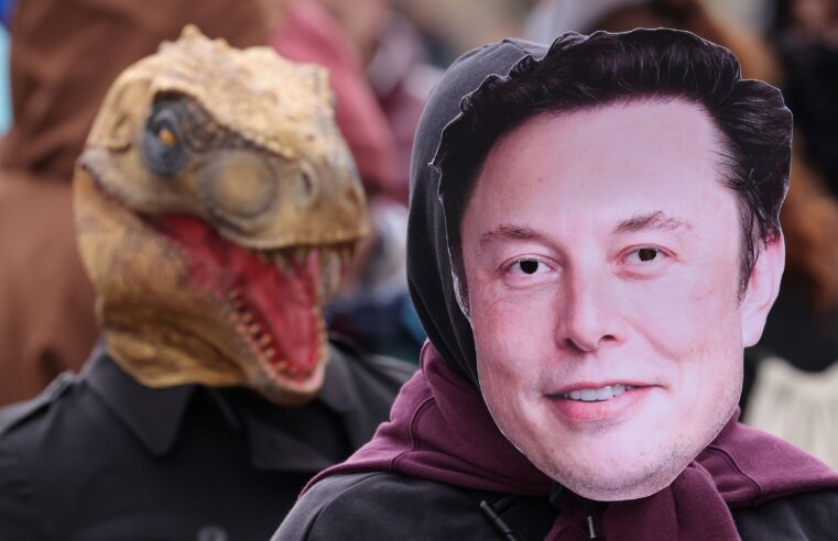 Idosa perde R$ 150 mil com golpista que se passava por Elon Musk