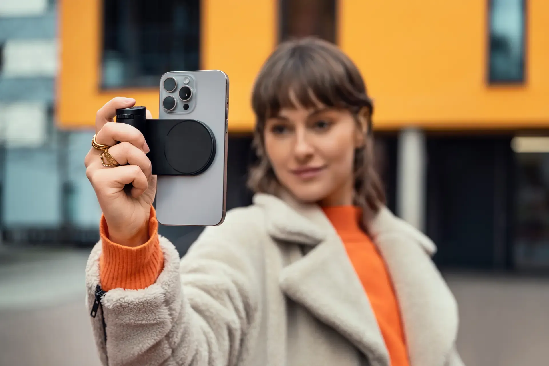 LUX Grip: Leica lança acessório com controles profissionais para a câmera do iPhone