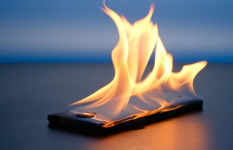 Celular explode no bolso e deixa mulher ferida em Goiás; veja o vídeo
