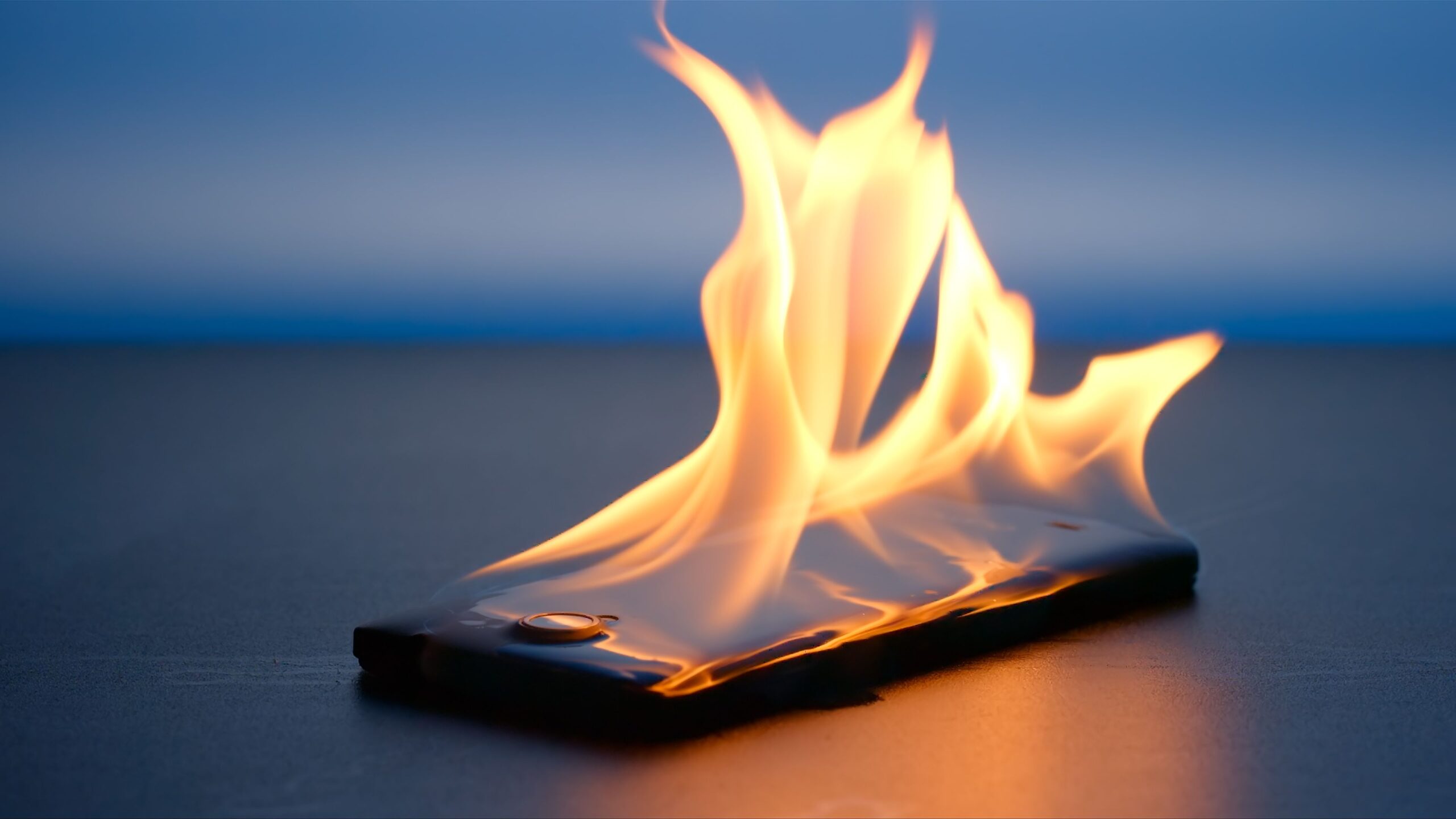 Celular explode no bolso e deixa mulher ferida em Goiás; veja o vídeo