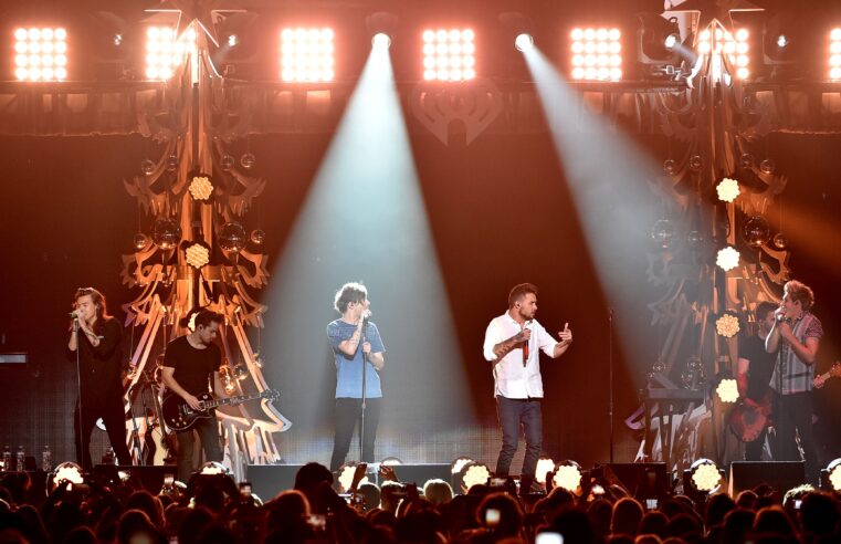 Caso único: fã sofreu colapso pulmonar leve ao gritar excessivamente em show da banda One Direction
