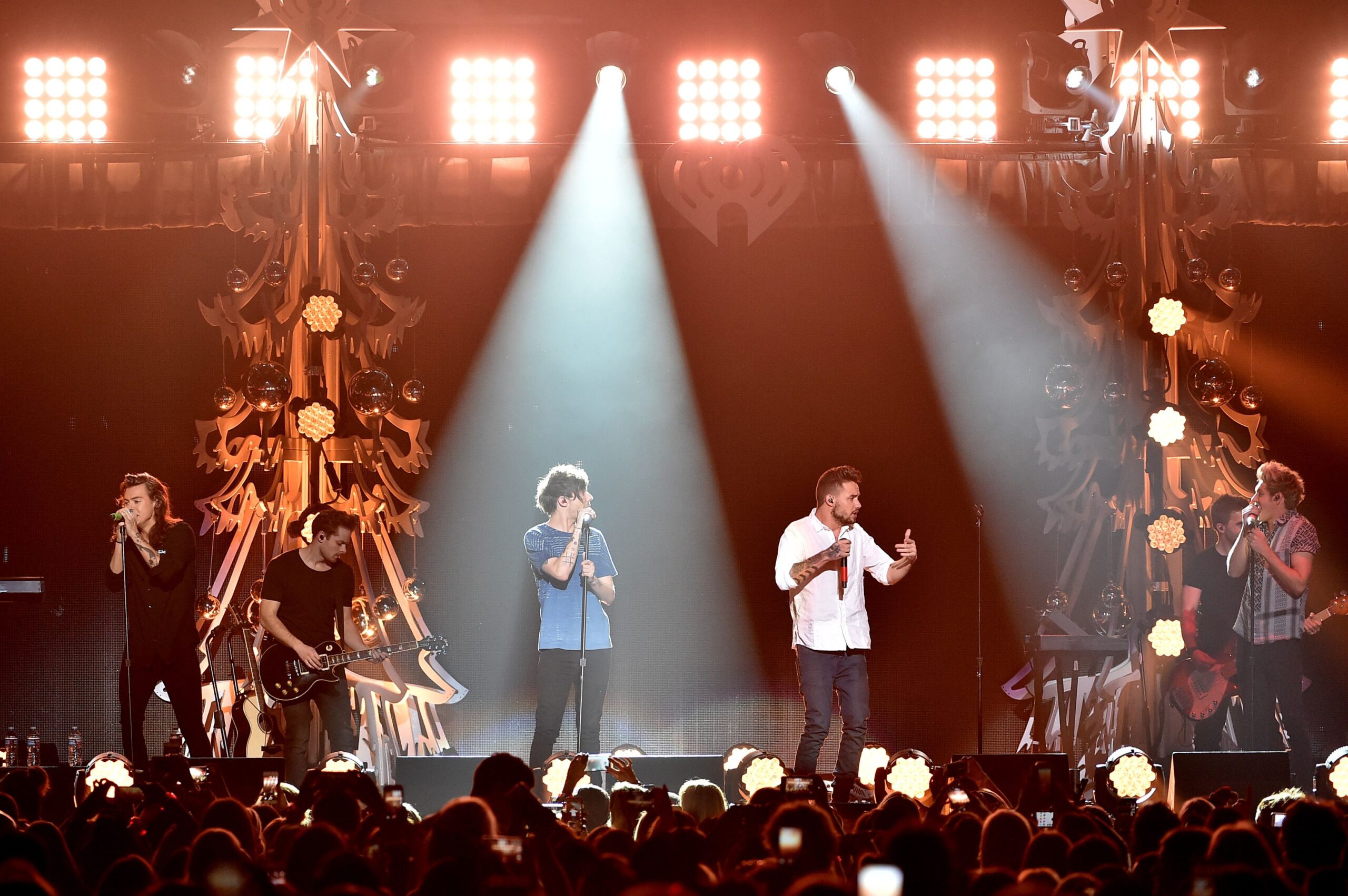 Caso único: fã sofreu colapso pulmonar leve ao gritar excessivamente em show da banda One Direction