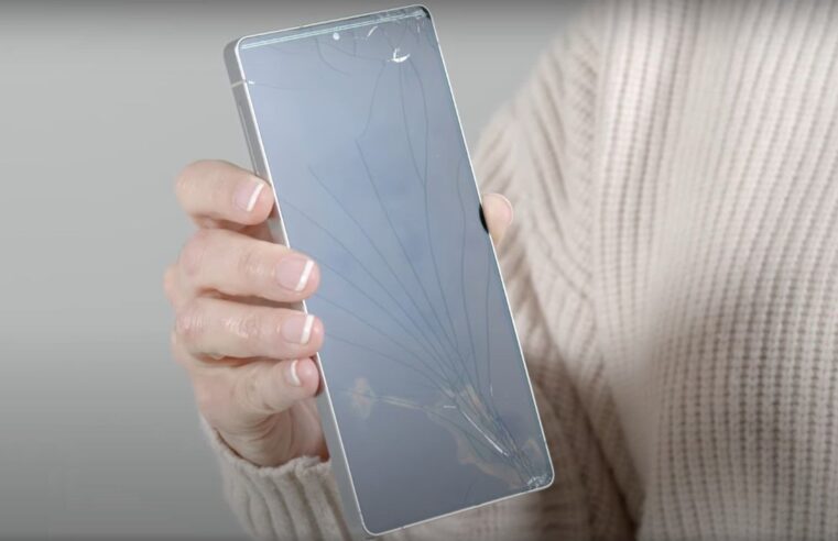 Tela do Galaxy S25 Ultra sofre rachaduras em novo teste de queda e durabilidade