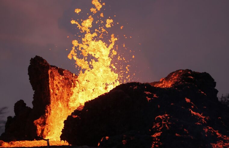 Vulcão Kilauea entra em erupção e lança lava a 100 metros