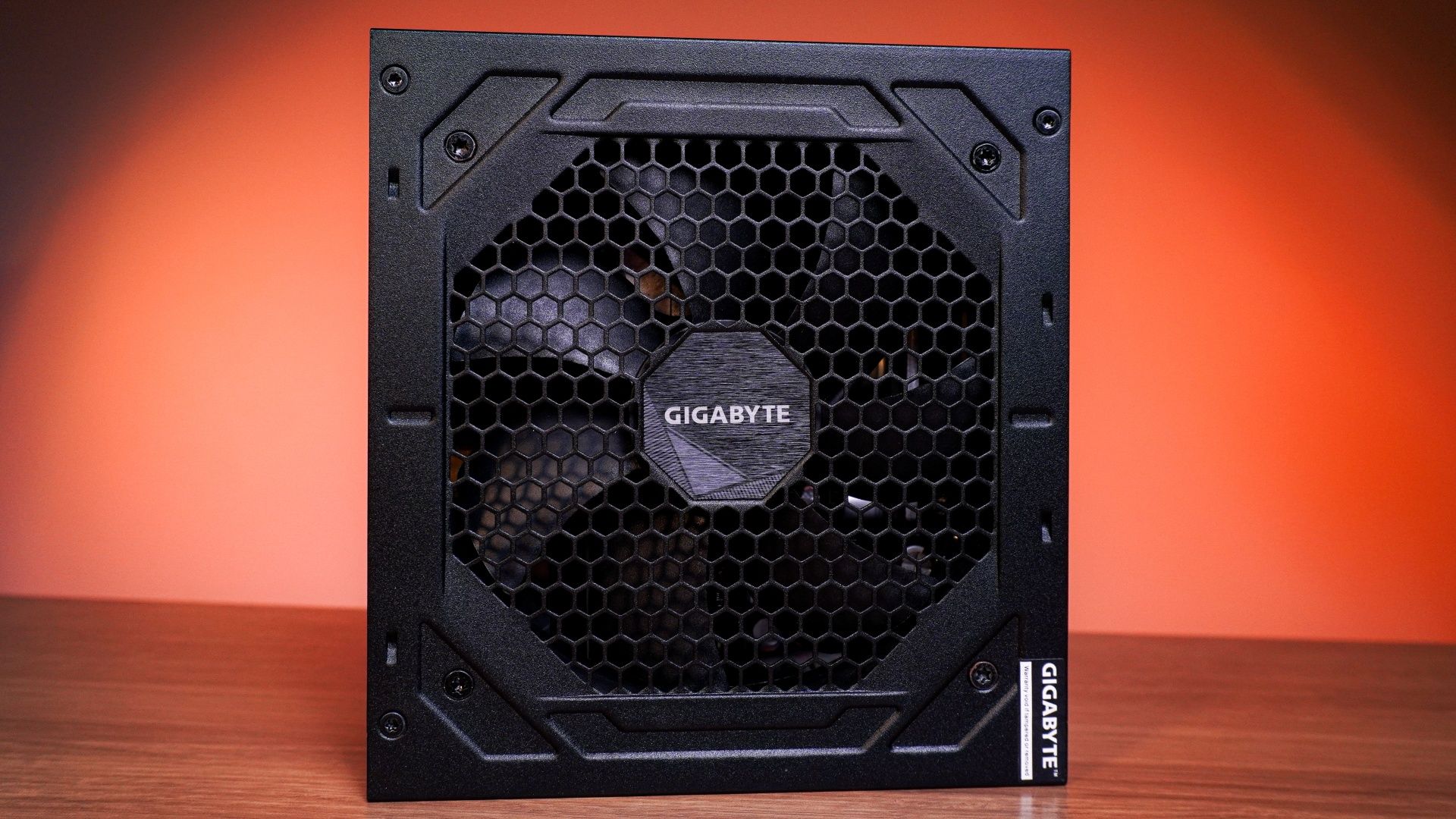 GIGABYTE UD1000GM PG5 é boa? Confira review da fonte de 1.000W para PCs