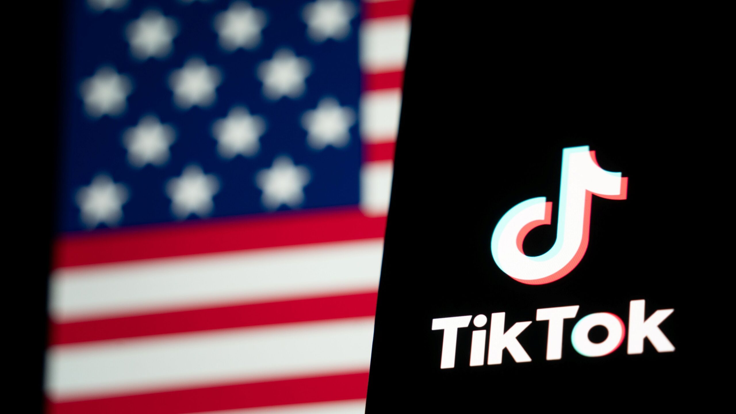TikTok volta para a App Store e Play Store nos EUA após banimento