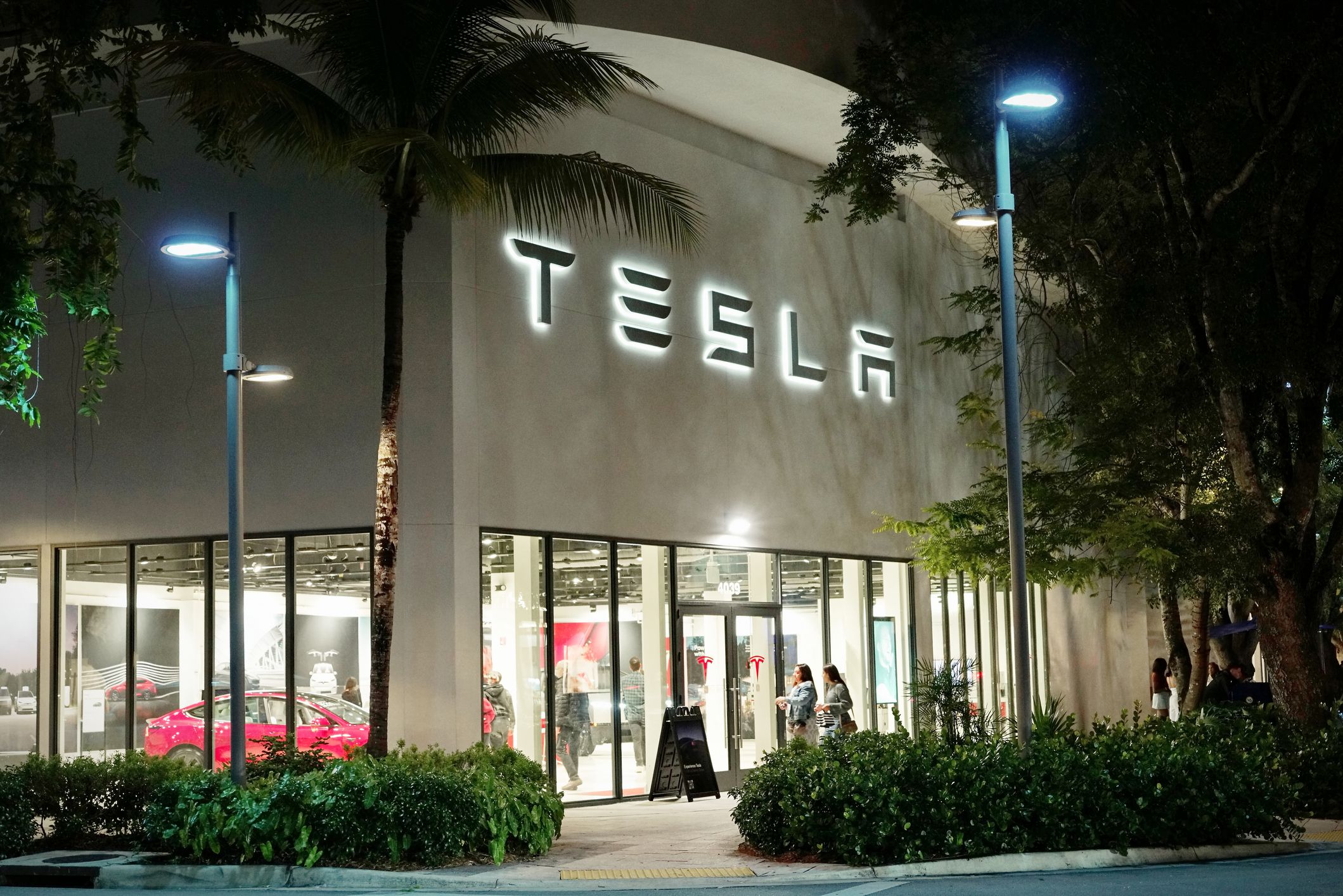 Manifestantes realizam protestos contra Elon Musk e o DOGE em frente às lojas da Tesla nos EUA