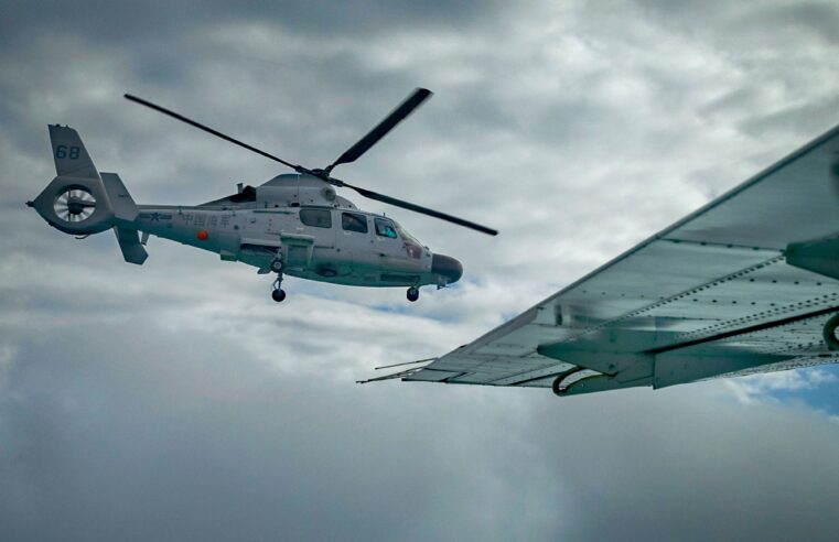 Vídeo impressionante: helicóptero chinês fica a 3 metros de distância de avião filipino durante abordagem