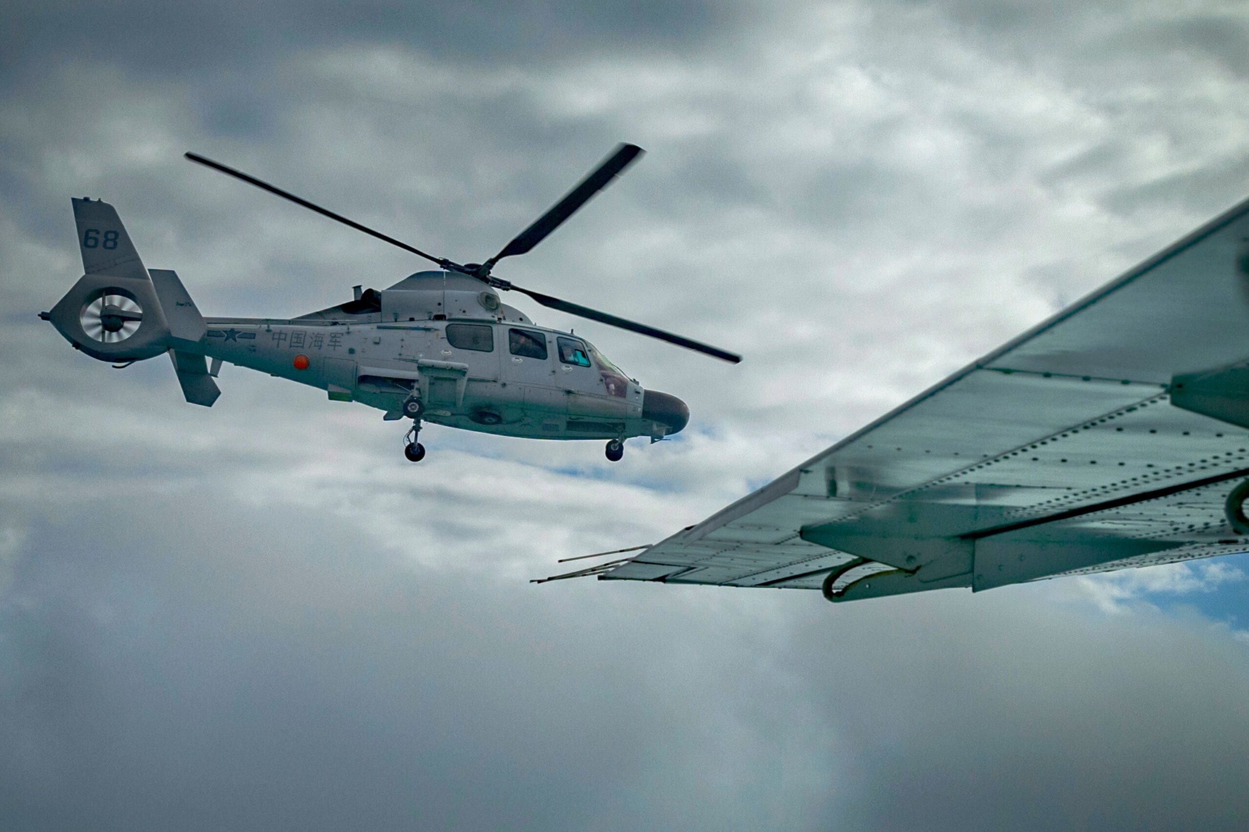 Vídeo impressionante: helicóptero chinês fica a 3 metros de distância de avião filipino durante abordagem