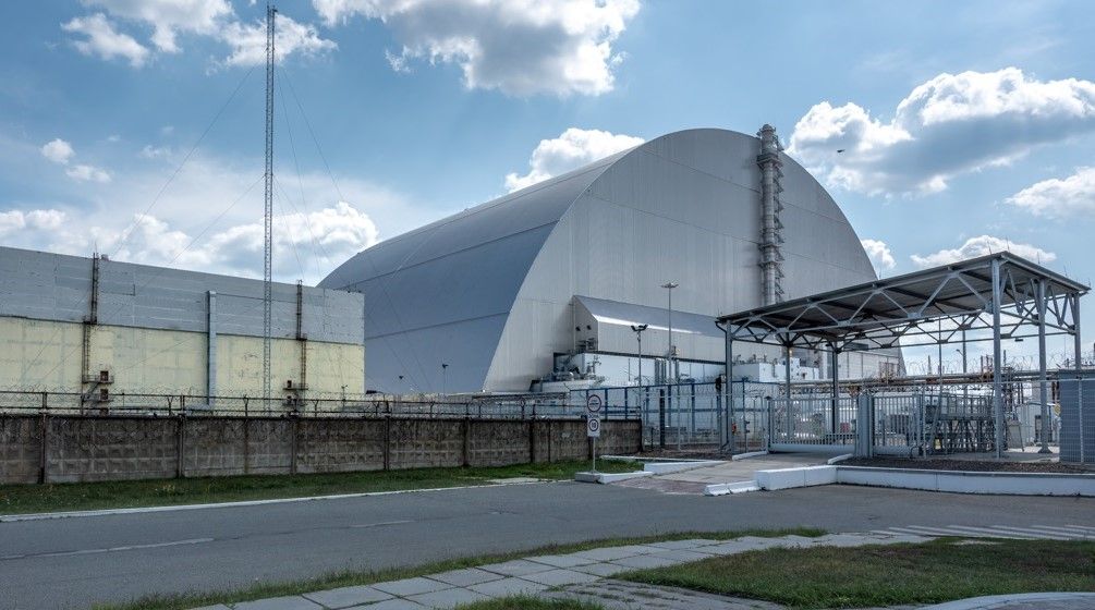 Ataque de drone russo atinge cúpula de proteção da usina nuclear de Chernobyl