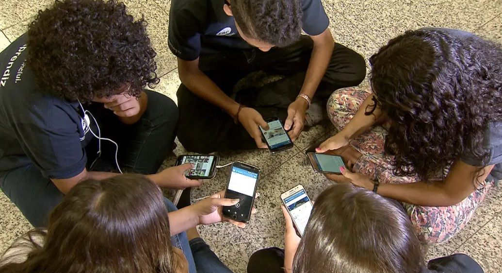 Governo regulamenta lei que proíbe celular nas escolas; veja as novas normas