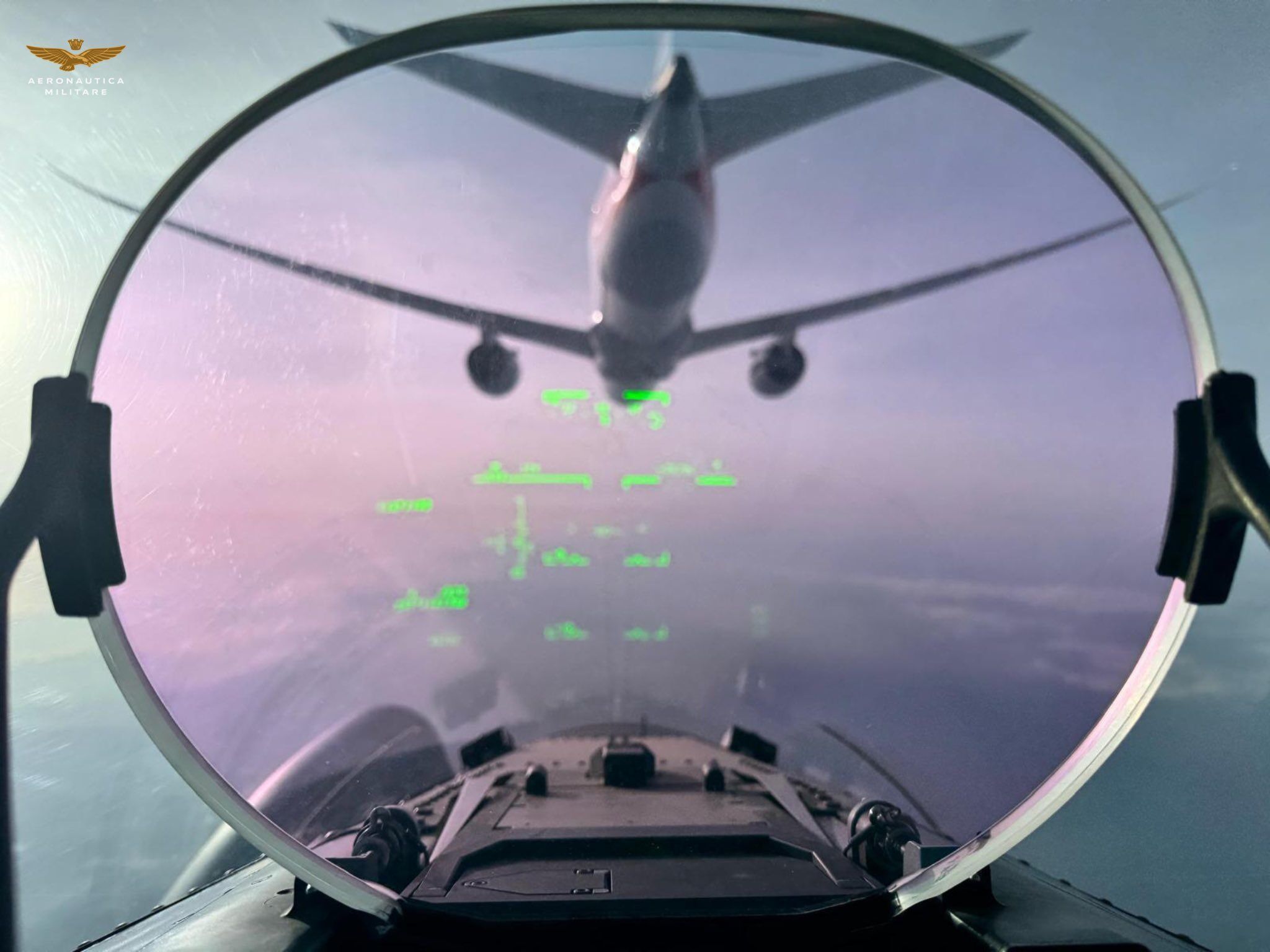 Vídeo mostra caças Eurofighter escoltando avião com suspeita de bomba