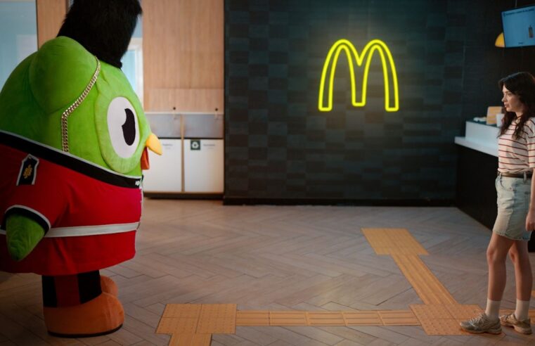 McDonald’s anuncia retorno do McFish com show de drones e parceria com o Duolingo