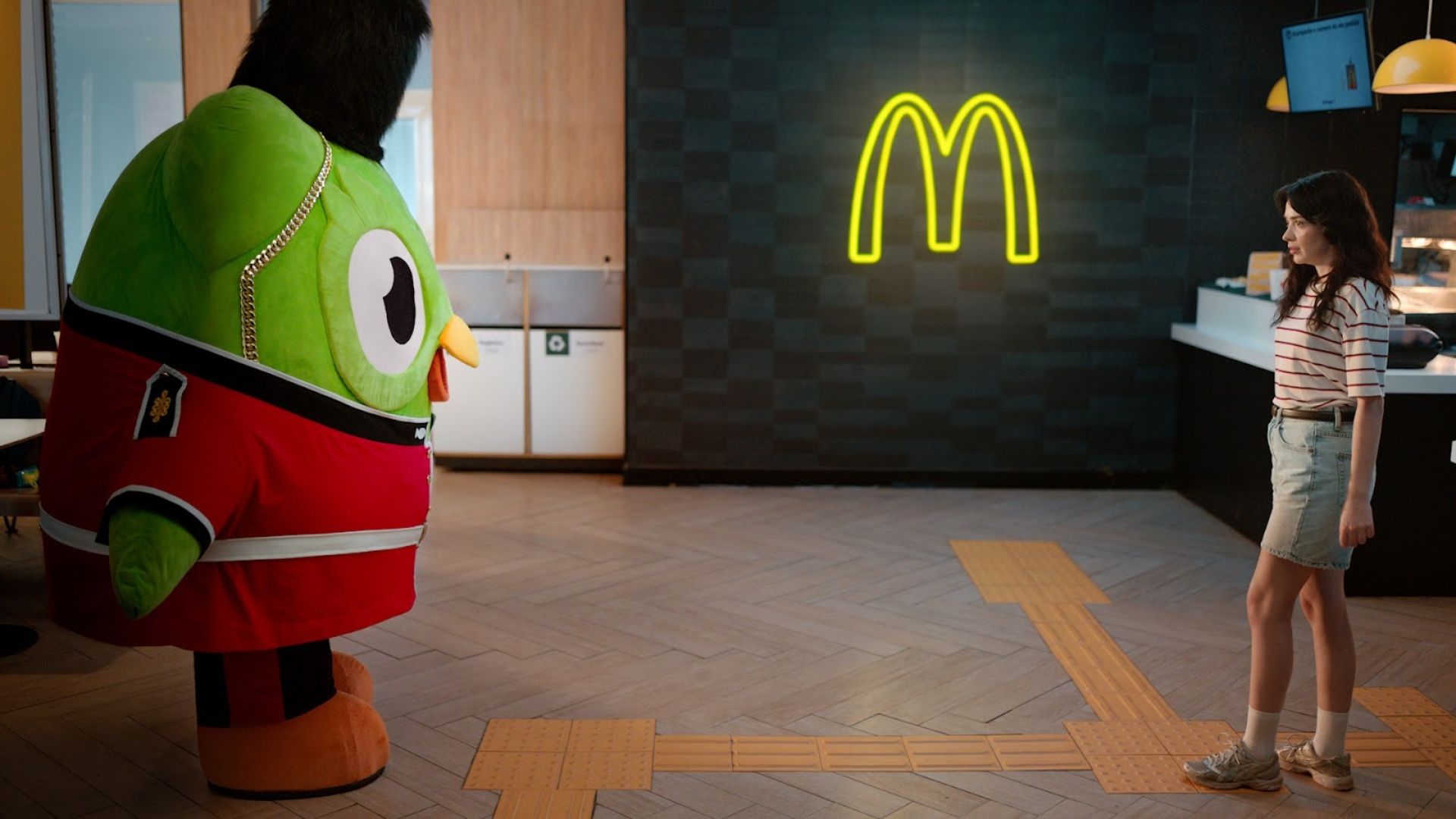 McDonald’s anuncia retorno do McFish com show de drones e parceria com o Duolingo