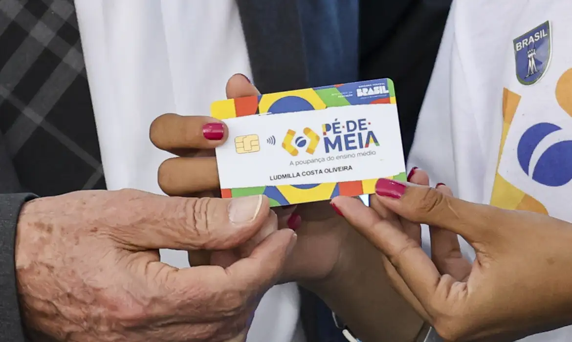 Crime usa Pé-de-Meia para roubar dinheiro de brasileiros