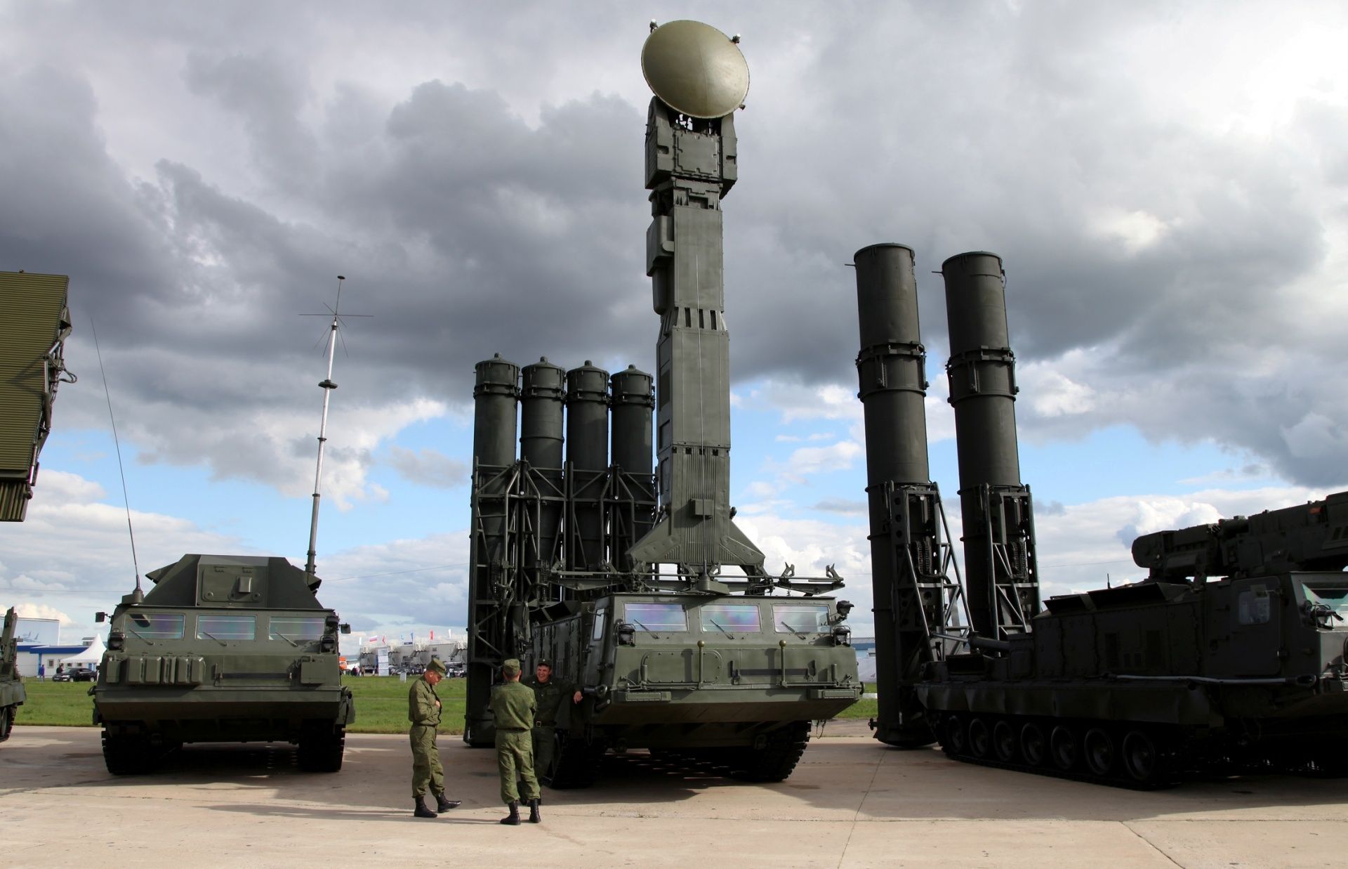 Drone ucraniano destrói lançador de mísseis do sistema S-300VM da Rússia; imagens