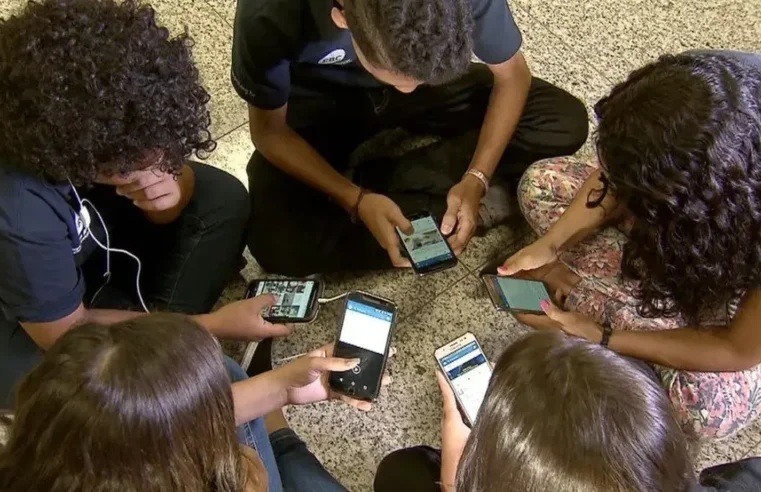 Dinamarca também proíbe celulares nas escolas, seguindo Brasil – The BRIEF