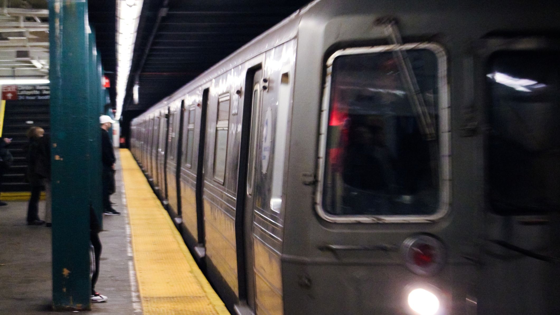 Metrô de Nova York usa celulares Google Pixel para detectar problemas na ferrovia
