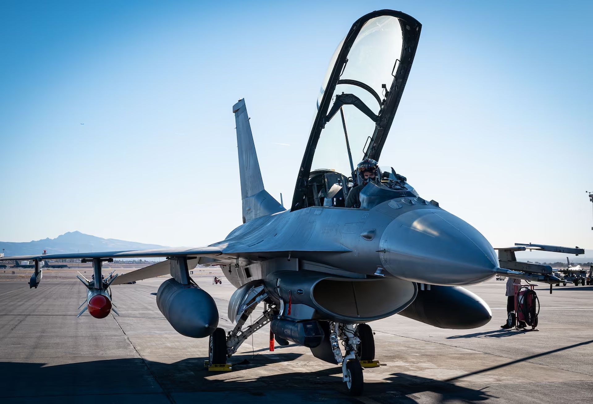 Caça F-16 da Força Aérea dos EUA amplia poder de ataque com míssil antinavio Harpoon